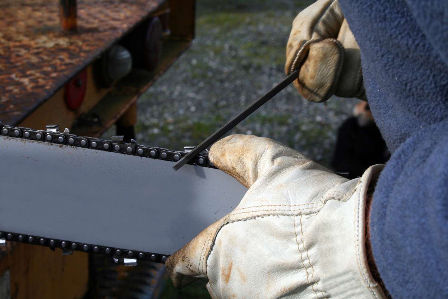 sharpen chainsaw chain with file